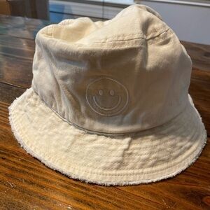 NWT David and Young smiley off white/cream bucket hat